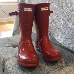 Women’s original short gloss rain boots.